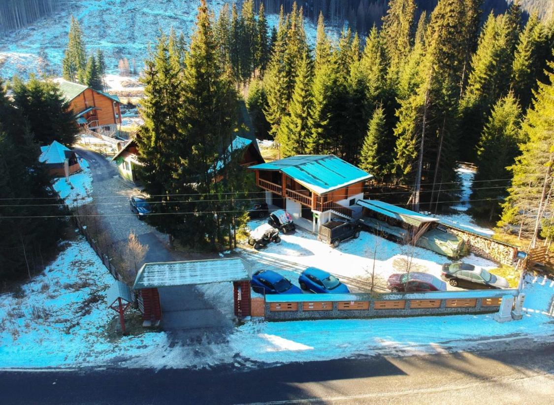 Pensiunea Vanatorul Obarsia Lotrului Exterior foto